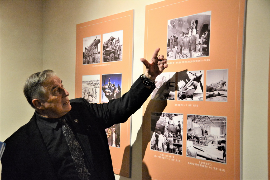 2025年6月24日，美中航空遺產基金會主席杰弗里·格林在位于福州市的福建博物院參觀“銘記英雄——飛虎隊主題歷史圖片展”。新華社記者 李昊澤 攝