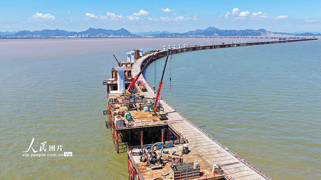 浙江臨海：頭門港鐵路跨海大橋建設正酣