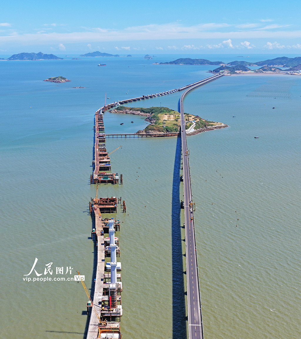 2025年9月17日，浙江省臨海市，頭門港鐵路跨海大橋建設現場。