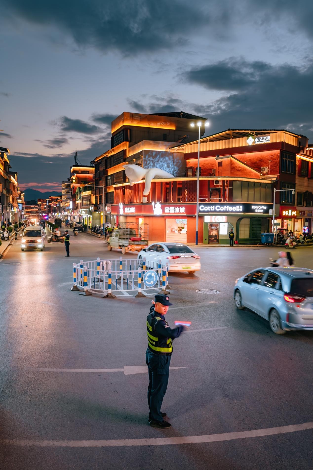 保利發展物業工作人員在永漢鎮街頭疏導交通。邱活攝