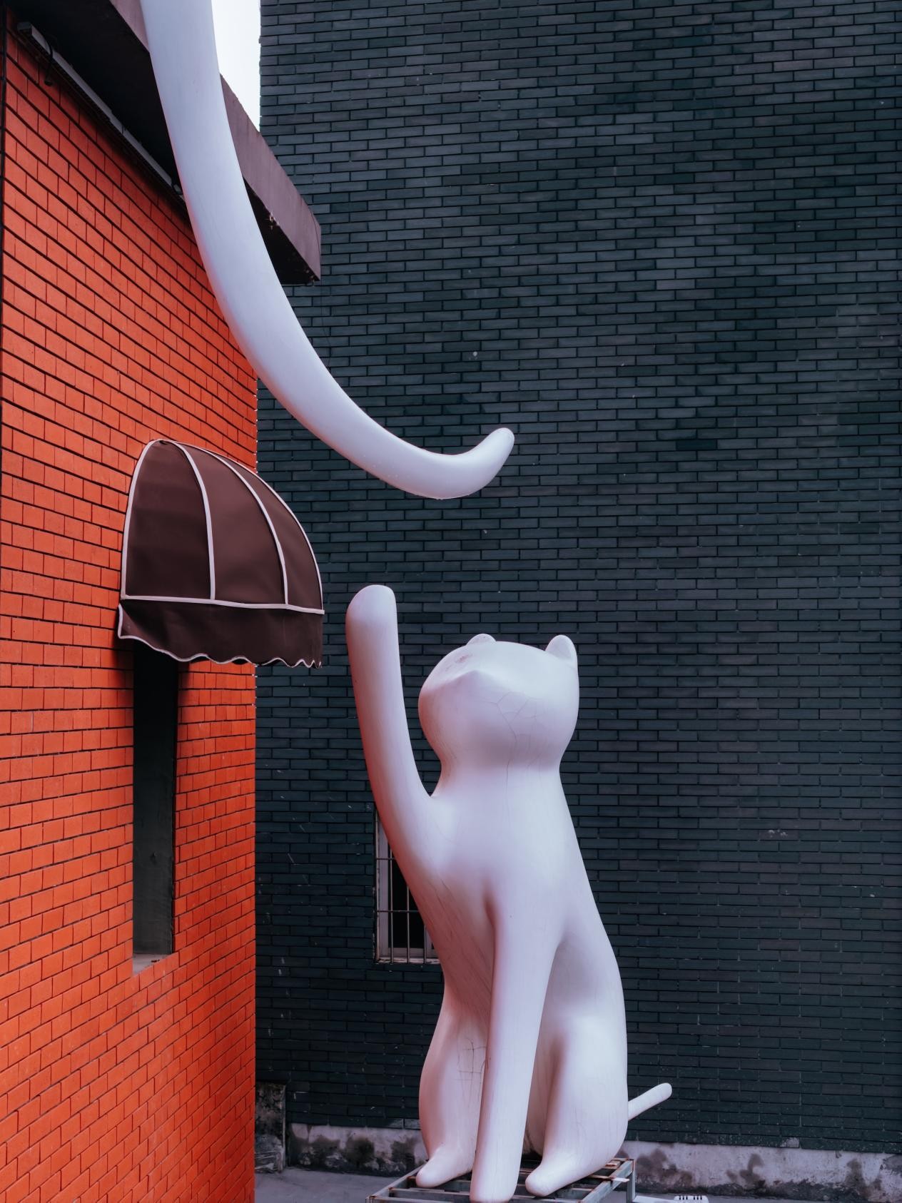 永漢鎮街頭的豹貓雕塑。邱活攝