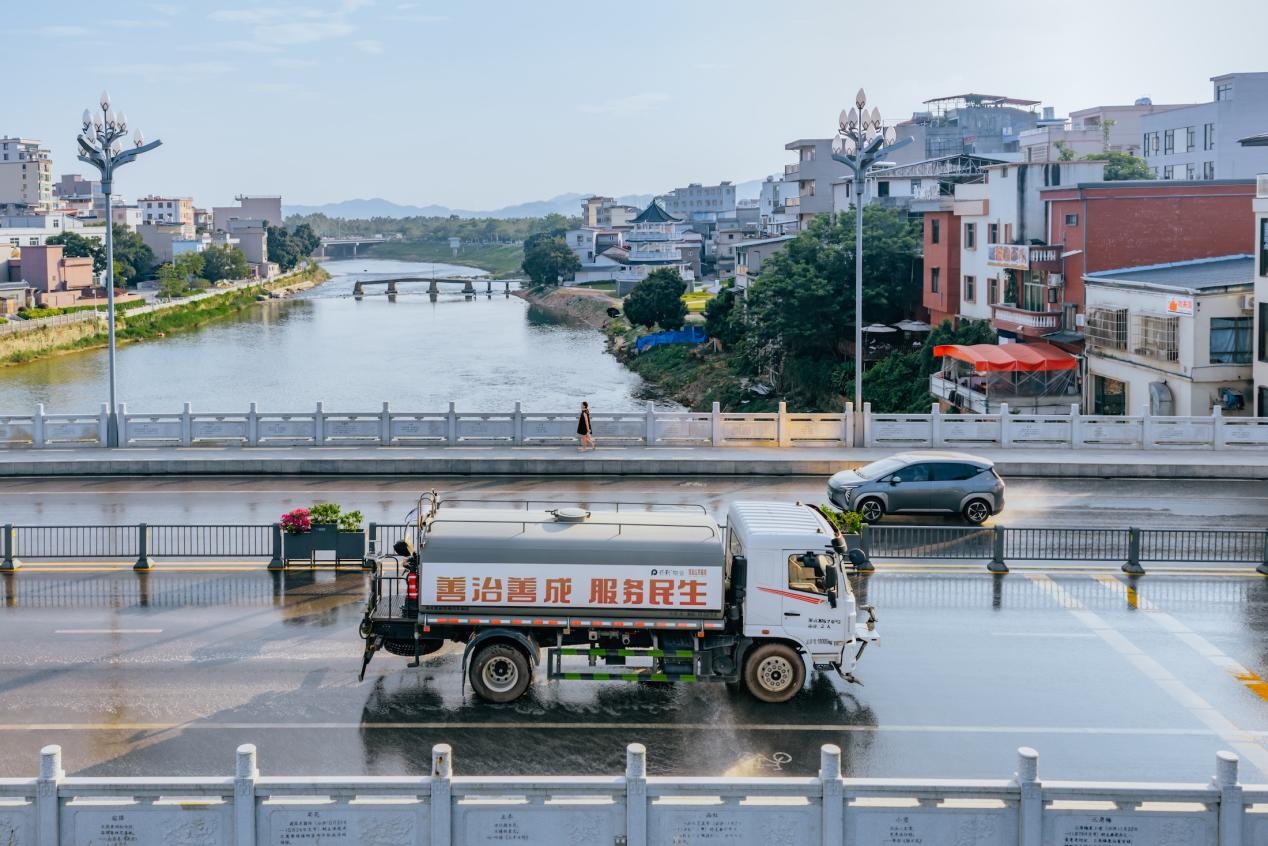 保利發展物業灑水車在清洗路面。邱活攝