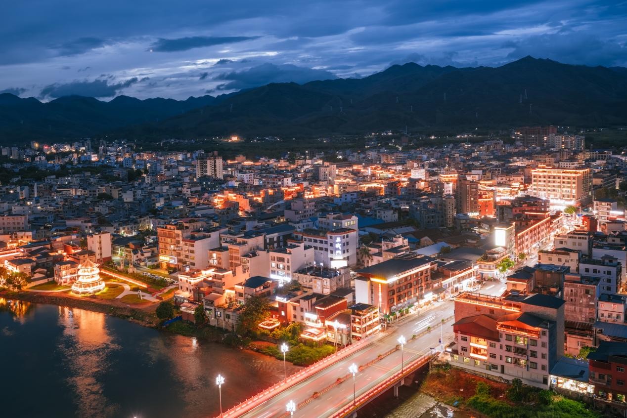 夜晚燈火璀璨的永漢鎮。邱活攝