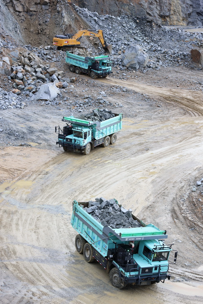 9月17日，無人駕駛礦卡行駛在海南定安縣大嶺花崗巖礦項目現場。