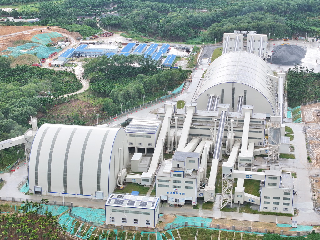 海南定安縣大嶺花崗巖礦項目在多個建筑頂部鋪設了分布式光伏設備（9月17日攝，無人機照片）。