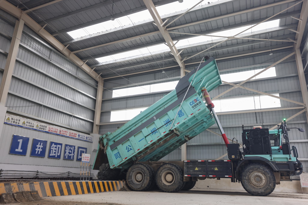 9月17日，在海南定安縣大嶺花崗巖礦項目現場，無人駕駛礦卡在卸料。