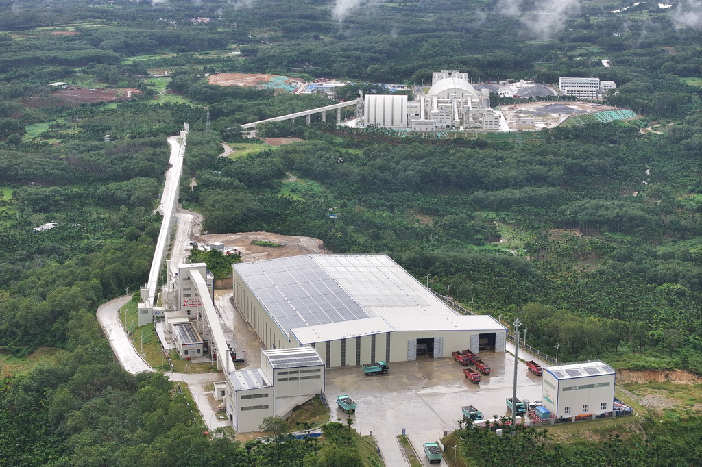 9月17日，無人駕駛礦卡在海南定安縣大嶺花崗巖礦項目現場卸料（無人機照片）。