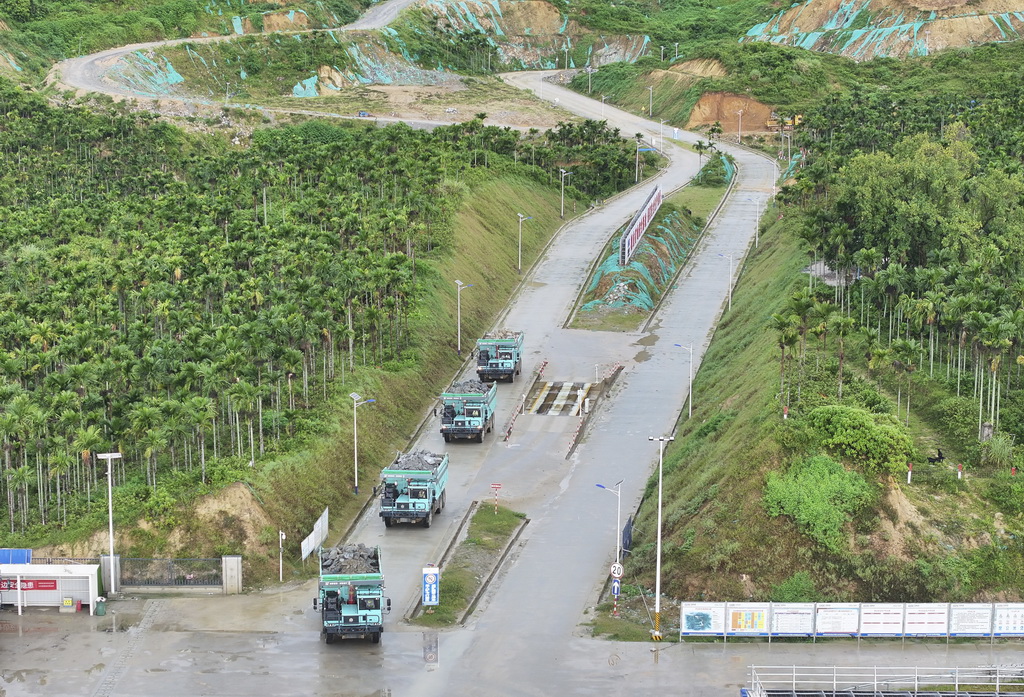 9月17日，無人駕駛礦卡行駛在海南定安縣大嶺花崗巖礦項目現場（無人機照片）。