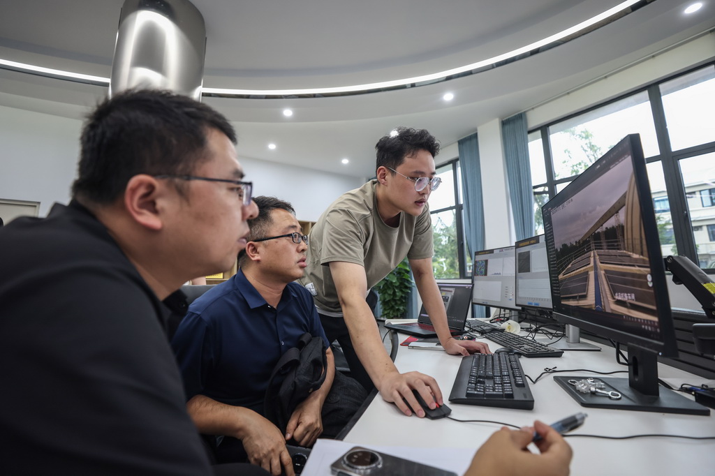 9月17日，在海南定安縣大嶺花崗巖礦項目現場，工作人員查看光伏設施。