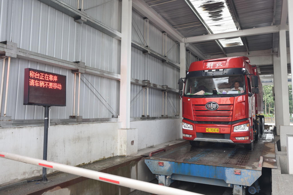 9月17日，在海南定安縣大嶺花崗巖礦項目現場，無人成品料自動裝車系統在為貨車裝料。