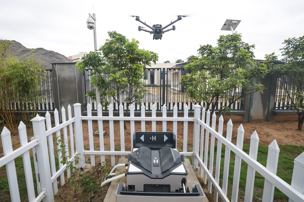 9月17日在海南定安縣大嶺花崗巖礦項目現場拍攝的自動巡檢無人機。