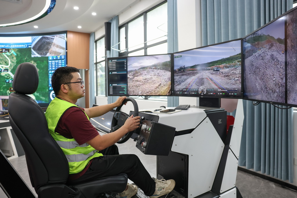 9月17日，在海南定安縣大嶺花崗巖礦項目現場，工作人員監測無人駕駛礦卡的運行情況。