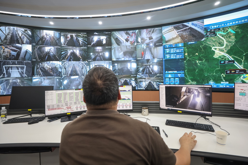 9月17日，工作人員在海南定安縣大嶺花崗巖礦項目的中控室監測現場運行情況。