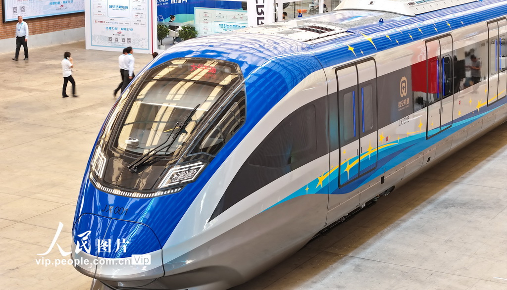 首列中國標準智能市域列車在青島亮相