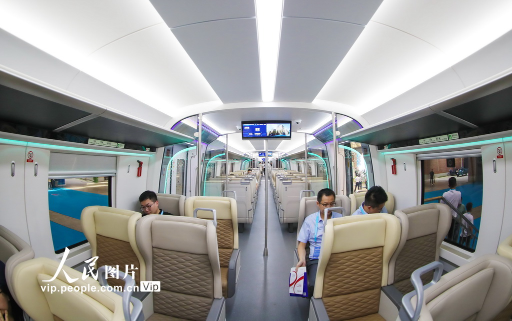 首列中國標準智能市域列車在青島亮相【3】