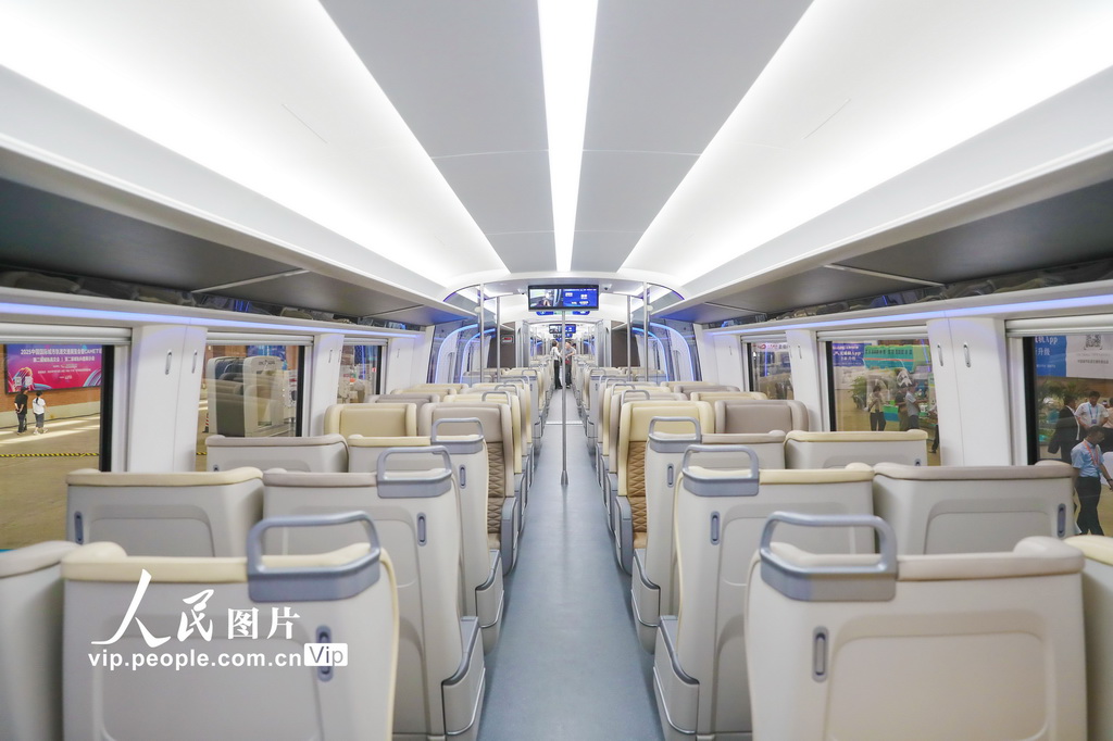 首列中國標準智能市域列車在青島亮相【4】