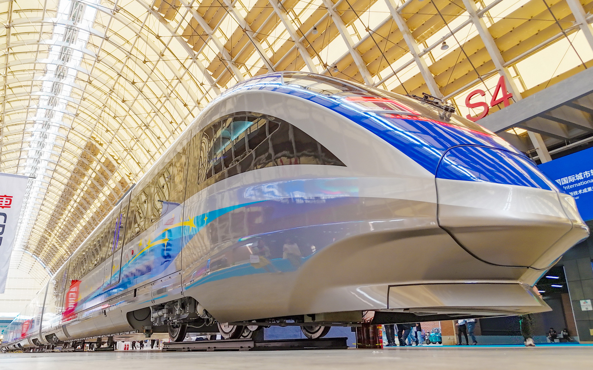 首列中國標準智能市域列車在青島亮相