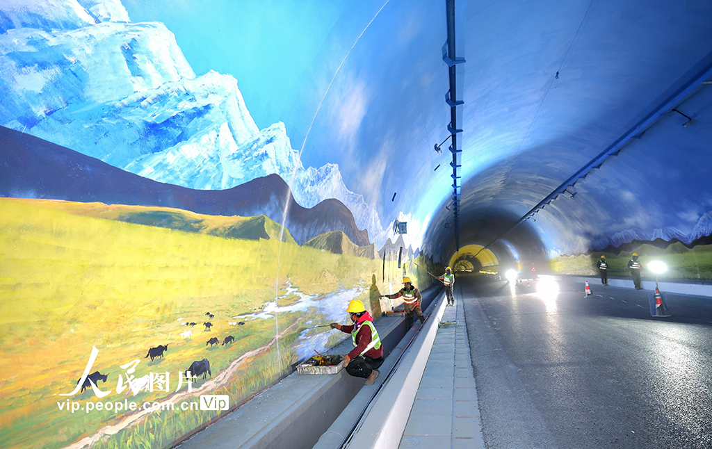 新疆烏魯木齊:天山勝利隧道景觀帶施工忙【4】