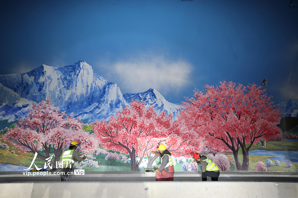 新疆烏魯木齊:天山勝利隧道景觀帶施工忙【2】