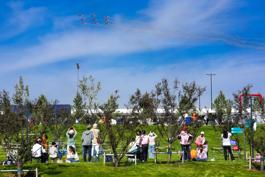 9月20日，參觀者在長春市藍天公園觀賞飛行表演。