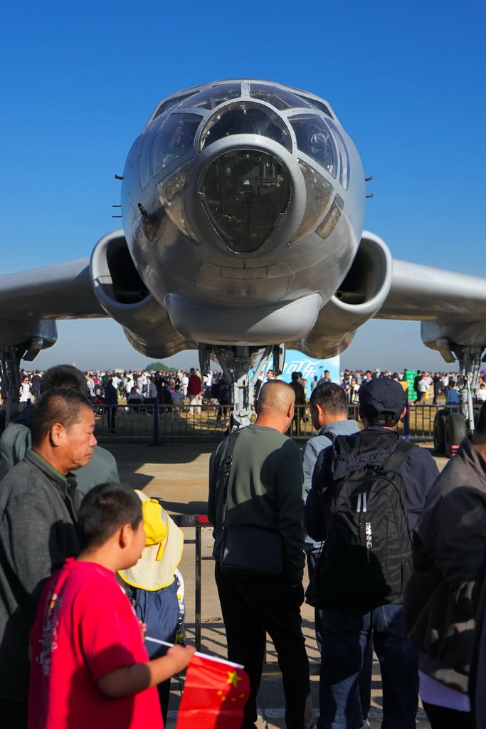 9月20日，觀眾在現場參觀轟-6飛機。