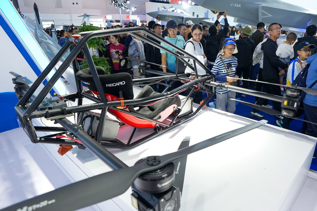 9月20日，參觀者在現場參觀載人多旋翼飛行器。