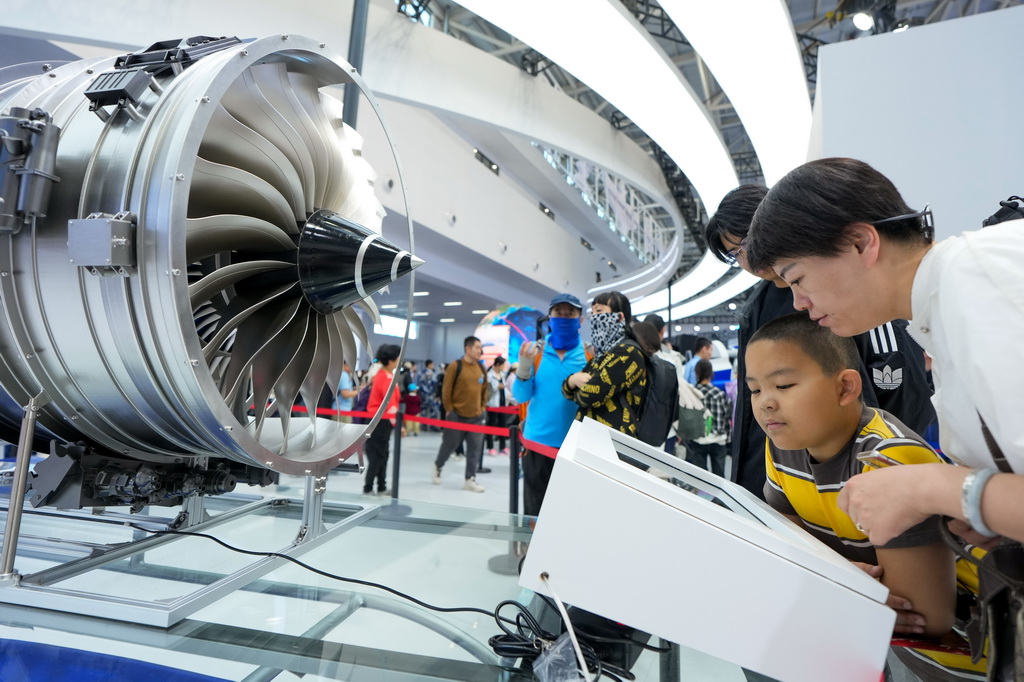 9月20日，參觀者在現場觀看渦扇發動機相關介紹。