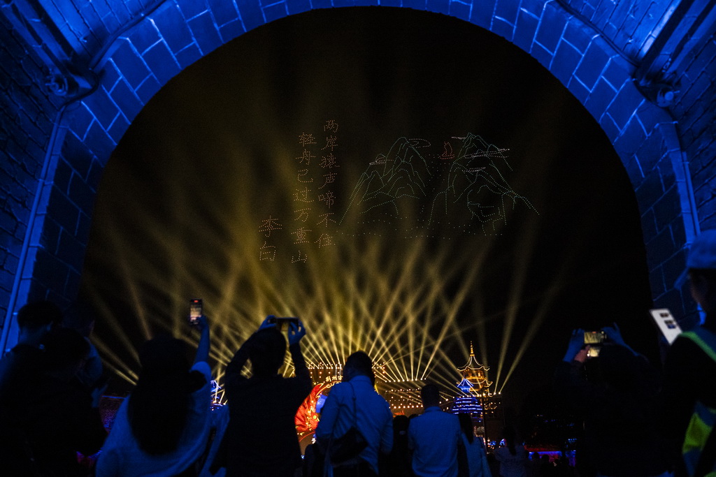 9月20日，觀眾在第二屆楚文化節開幕式上觀看無人機表演。