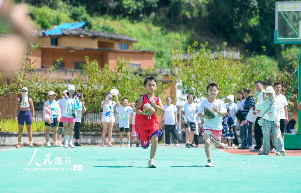 9月20日，貴州省黔西南布依族苗族自治州冊亨縣者樓街道高峰村，當地群眾在參加南瓜接力比賽。
