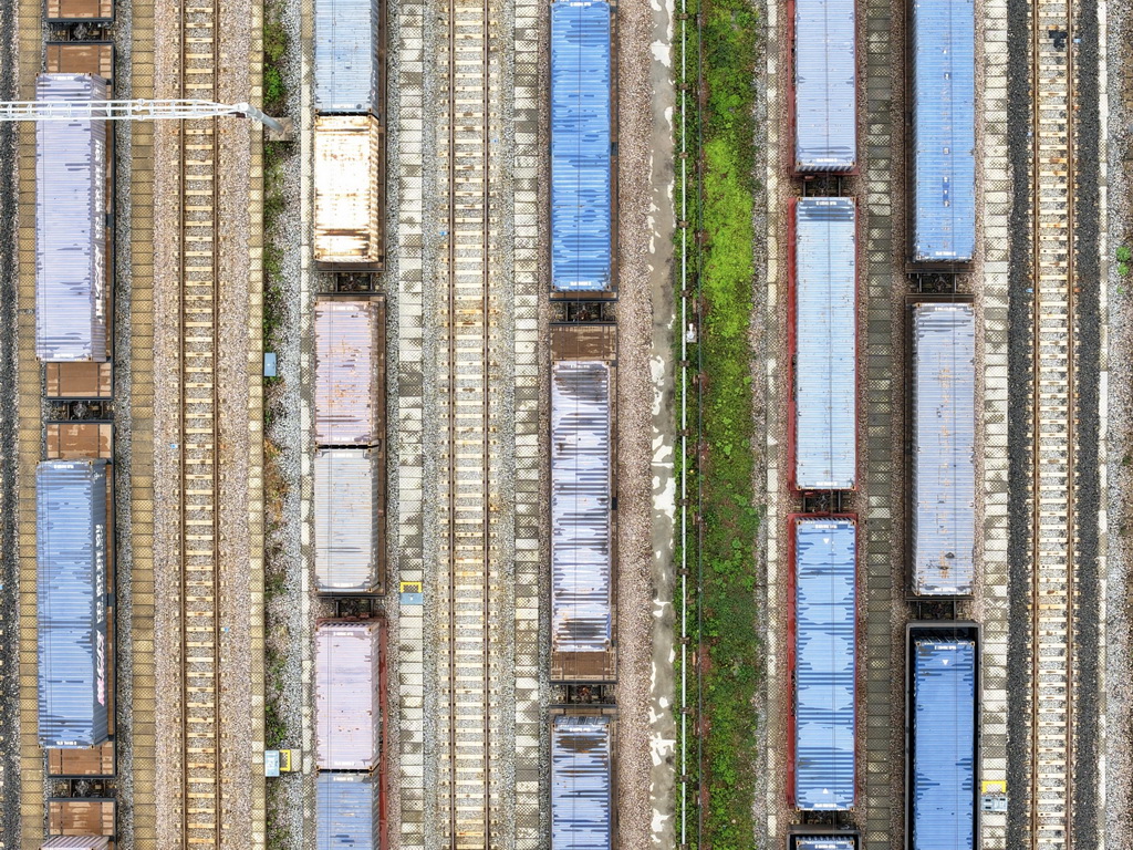 9月21日，中老鐵路上的貨運列車在磨憨站通過（無人機照片）。