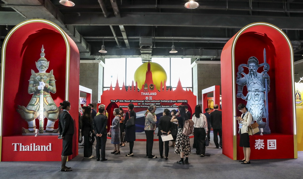 9月21日，在第八屆絲綢之路（敦煌）國際文化博覽會上，與會嘉賓參觀主賓國泰國展廳。