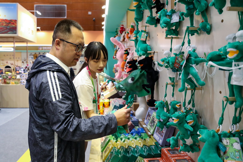 9月21日，與會嘉賓在第八屆絲綢之路（敦煌）國際文化博覽會上選購非遺文創產品。