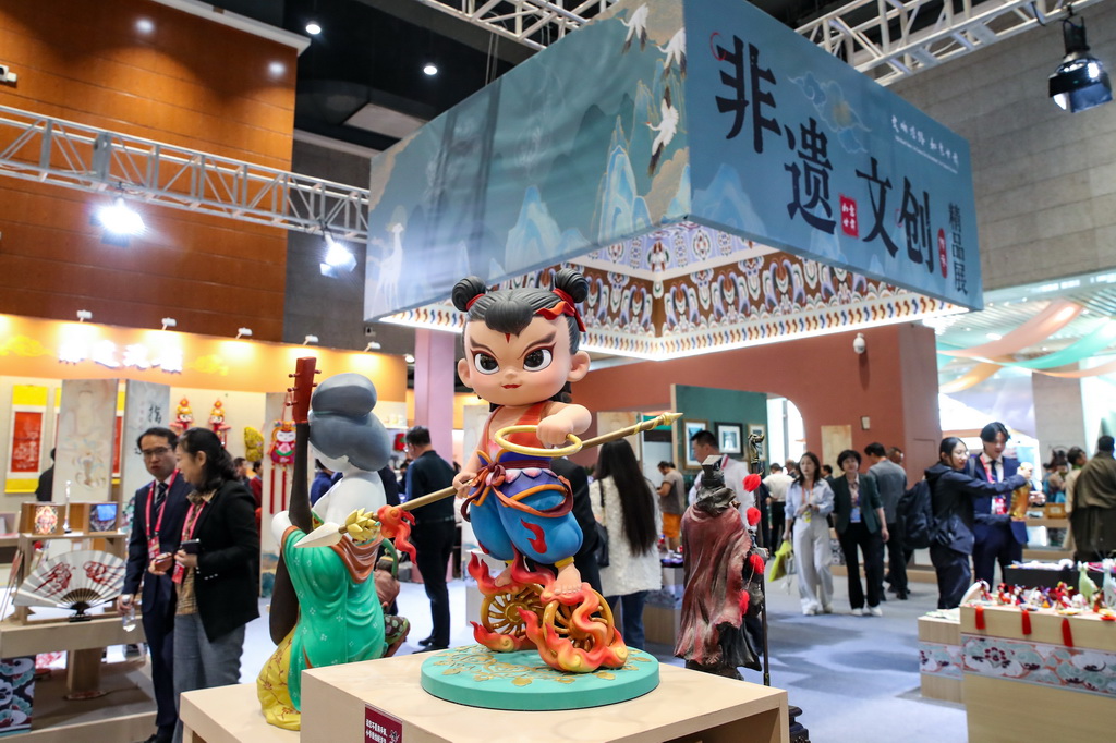 9月21日，與會嘉賓在第八屆絲綢之路（敦煌）國際文化博覽會上參觀甘肅文旅非遺文創展。