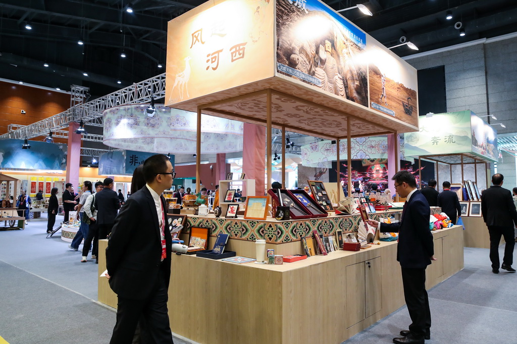 9月21日，與會嘉賓在第八屆絲綢之路（敦煌）國際文化博覽會上參觀甘肅文旅非遺文創展。