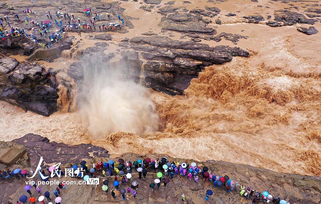 黃河壺口瀑布氣勢磅礴