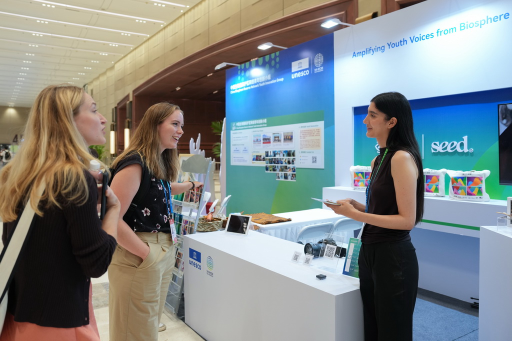 9月22日，代表在第五屆世界生物圈保護區大會的展區交流。