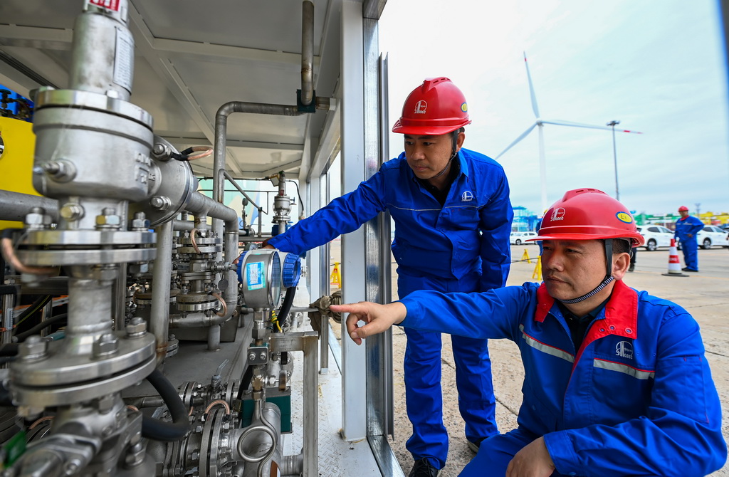 9月22日，在天津港環球滾裝碼頭，工作人員在加注前檢查設備。