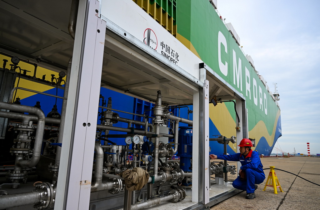 9月22日，在天津港環球滾裝碼頭，工作人員準備進行甲醇加注作業。