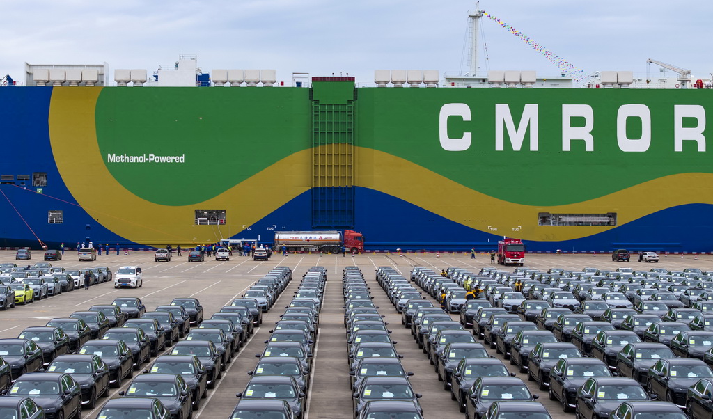 9月22日，在天津港環球滾裝碼頭，汽車滾裝船“港榮”輪進行甲醇加注作業（無人機照片）。