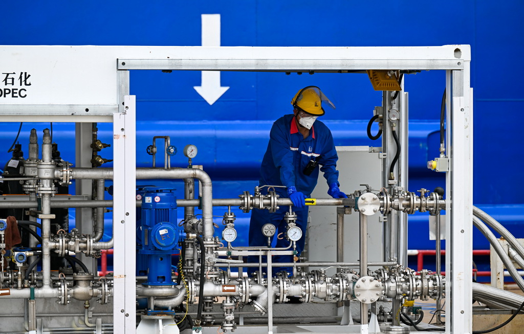 9月22日，在天津港環球滾裝碼頭，工作人員準備進行甲醇加注作業。