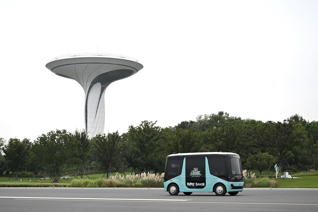 9月21日，一款自動駕駛觀光巴士行駛在合肥市駱崗公園內。