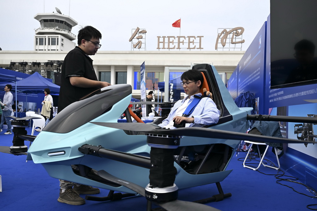 9月21日，觀眾在“全空間無人體系成果展”上體驗一款無人駕駛飛行摩托。
