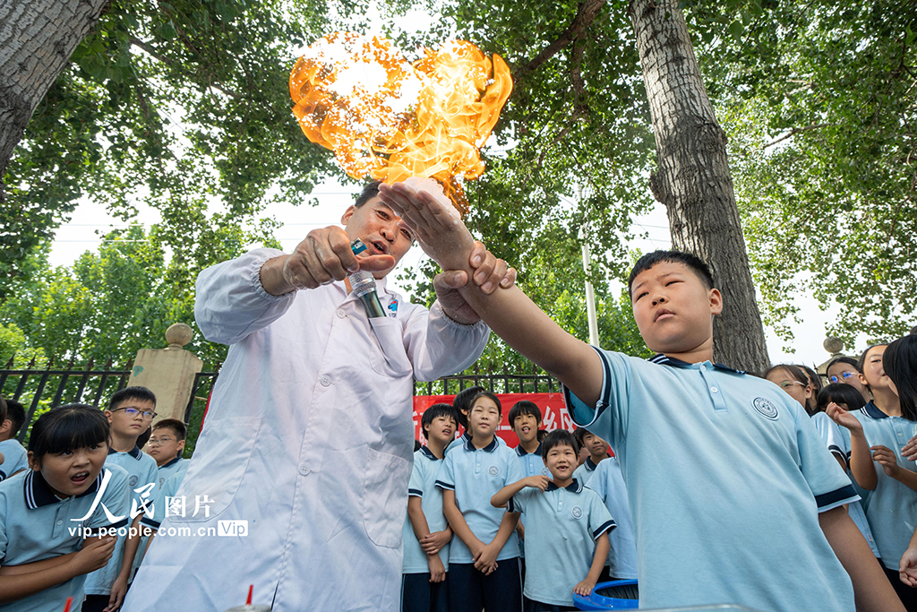 2025年9月2日，在河北省邯鄲市肥鄉區肥鄉鎮中心小學，科技志愿者帶孩子們進行掌上氣體穩定燃燒演示實驗。薛建東攝（人民圖片網）