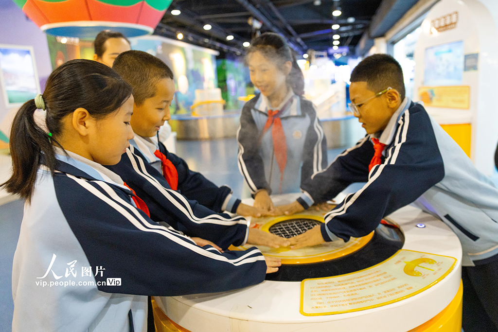 2025年9月5日，新疆烏魯木齊市第73小學組織學生們來到新疆科技館參觀，學生們正在體驗發煙裝置。孫振嵩攝（人民圖片網）