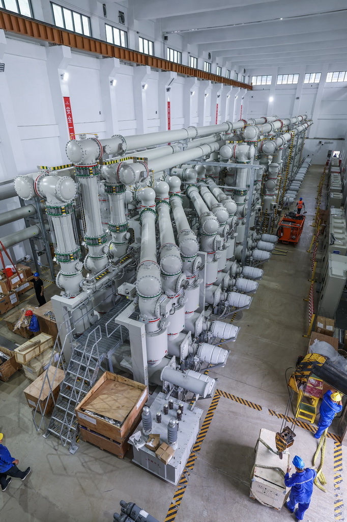 9月23日拍攝的浙江天臺抽水蓄能電站內完成安裝調試的開關站GIS室。