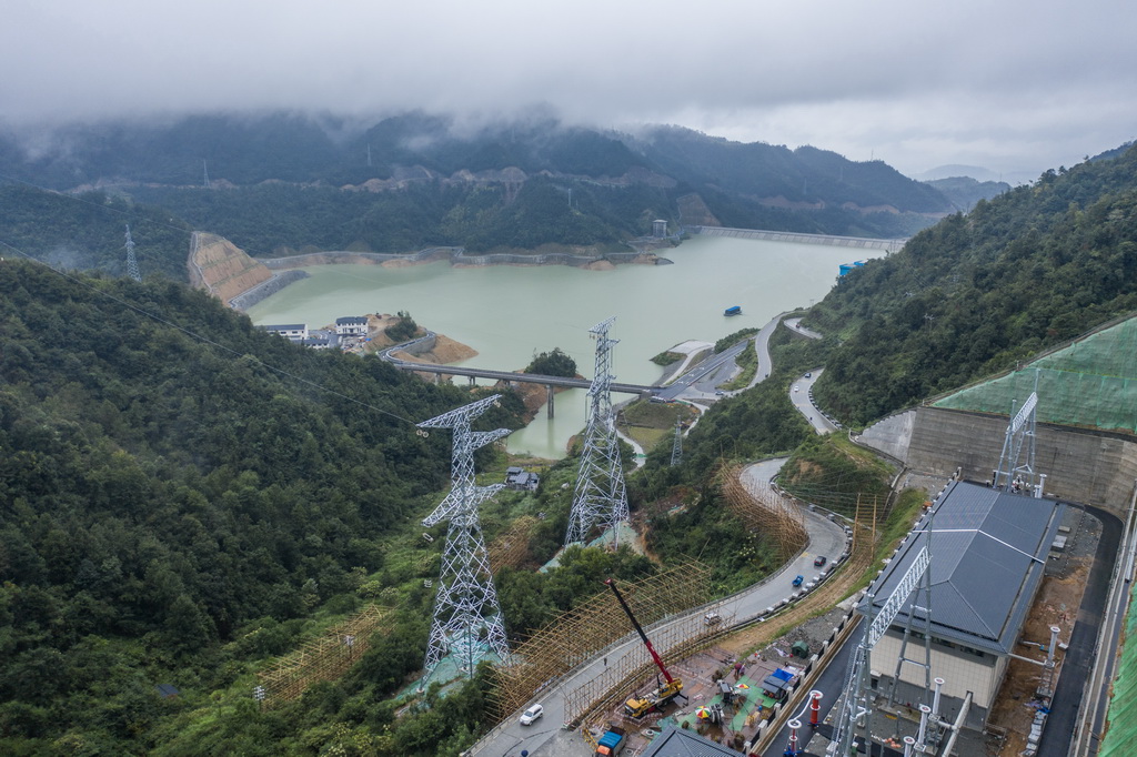 9月23日拍攝的浙江天臺抽水蓄能電站的開關站（右下）、輸電鐵塔以及下水庫（無人機照片）。