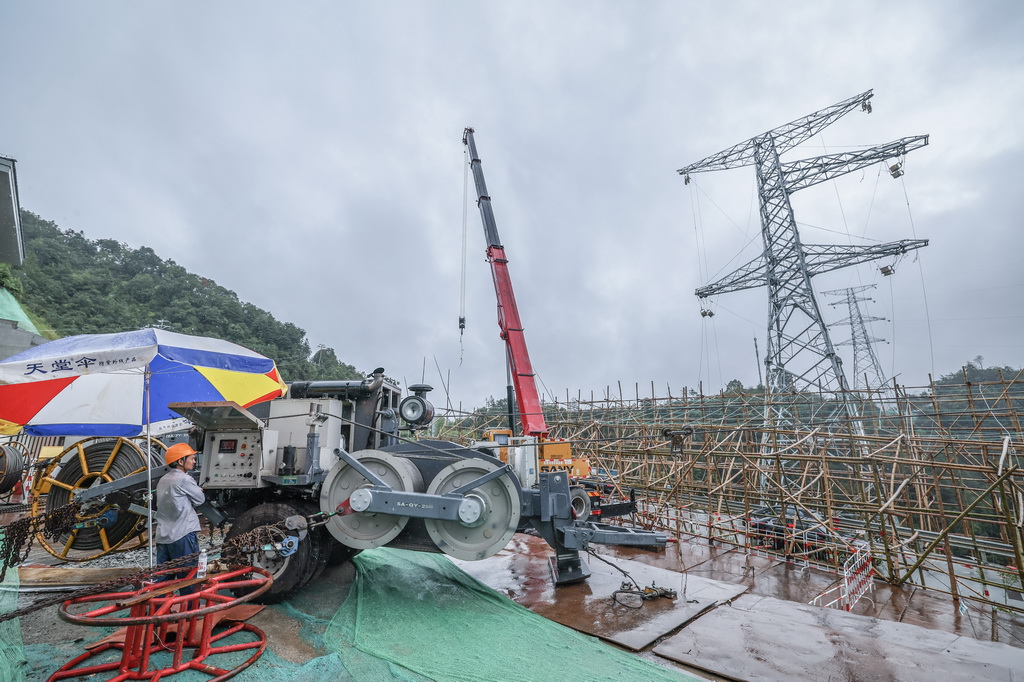 9月23日，在浙江臺州坦頭鎮，浙江省送變電工程有限公司施工人員操作牽張機進行導地線展放工作。