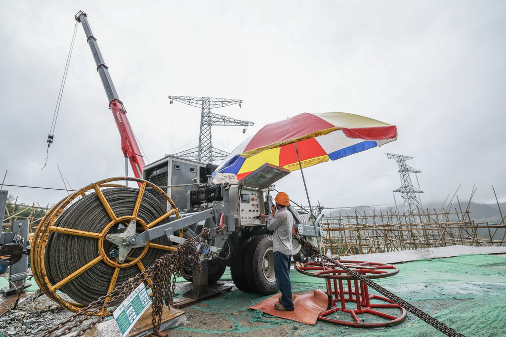 9月23日，在浙江臺州坦頭鎮，浙江省送變電工程有限公司施工人員操作牽張機進行導地線展放工作。