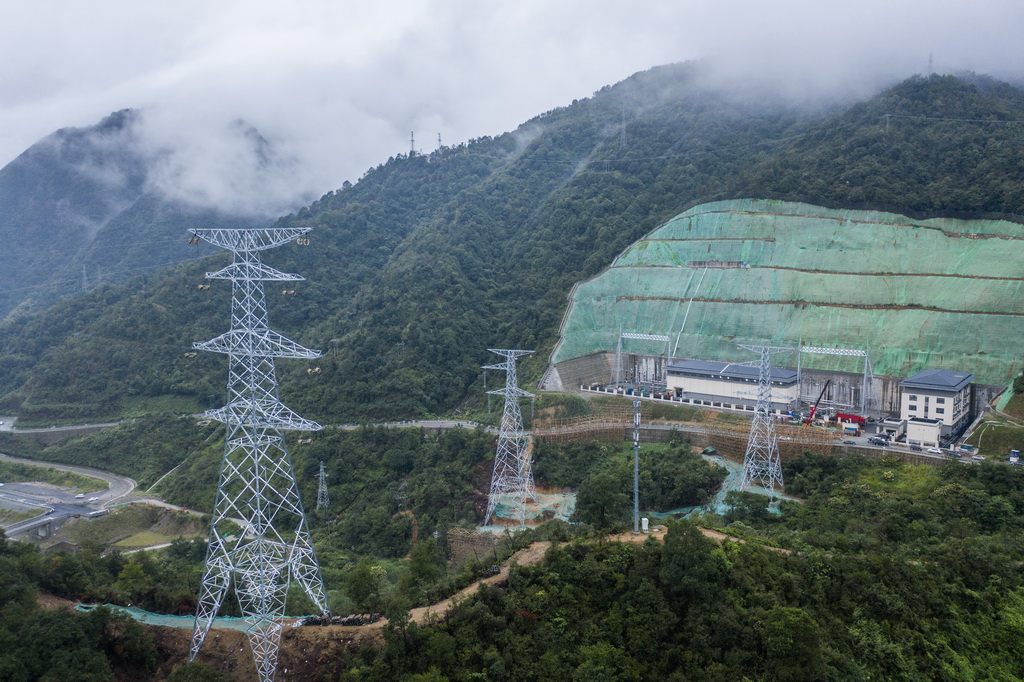9月23日，浙江天臺抽水蓄能電站的輸電鐵塔間在進行500千伏送出工程的輸電線路架設施工（無人機照片）。