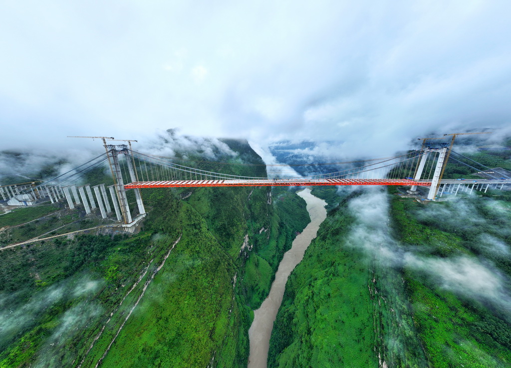 貴州安盤高速天門特大橋成功合龍